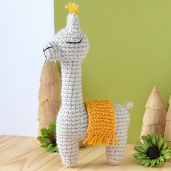 Violet the Alpaca amigurumi pattern by Elisas Crochet