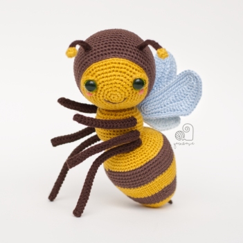 Hailee the Honey bee amigurumi pattern by YarnWave