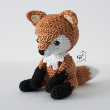 Lucy the Fox amigurumi pattern by YarnWave