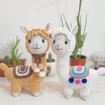 Ata and Juanita Alpacas amigurumi pattern by Conmismanoss