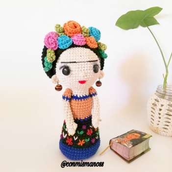 Doll with Flowers amigurumi pattern by Conmismanoss