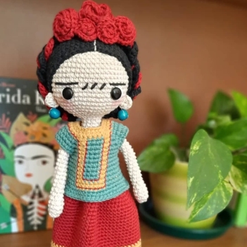 Frida and her outfits amigurumi pattern by Conmismanoss