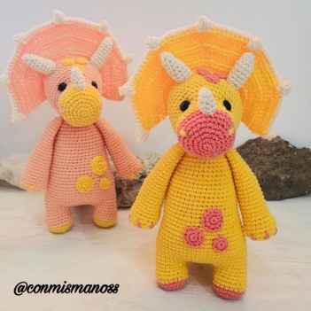 Keras triceratops amigurumi pattern by Conmismanoss