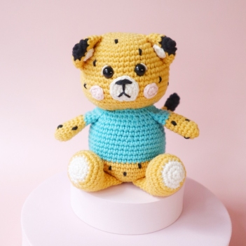 Carl the Cheetah amigurumi pattern by Cara Engwerda