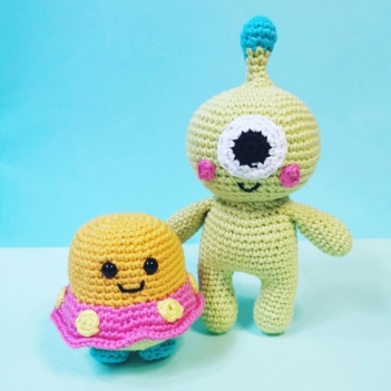 Pip the Alien & Cosmo the UFO amigurumi pattern by Cara Engwerda