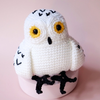 Yuki the Snowy Owl amigurumi pattern by Cara Engwerda