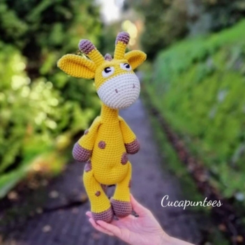 Greta, the giraffe  amigurumi pattern by Cucapuntoes