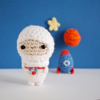 The Astronaut amigurumi pattern by The Wandering Deer