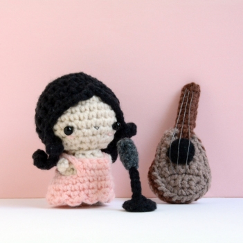 The Singer amigurumi pattern by The Wandering Deer