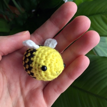 Tiny Bee amigurumi pattern