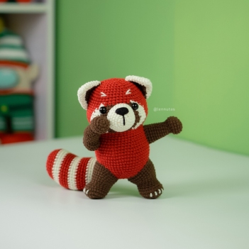 Dabbing Red Panda amigurumi pattern by Lennutas