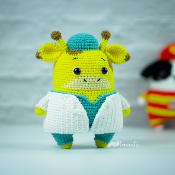 Giraffe the Doctor amigurumi pattern by Lennutas