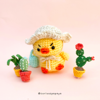 Gertrude the Grumpy Chick amigurumi pattern by Curiouspapaya