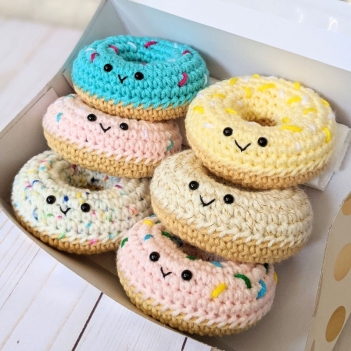 Box of Donuts amigurumi pattern by BabyCakes Studios