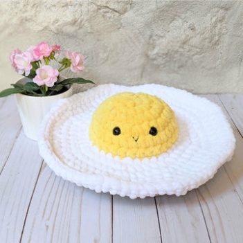 Jumbo Fried Egg amigurumi pattern by BabyCakes Studios