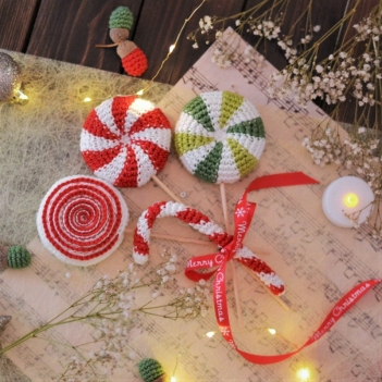 Four Christmas candy canes amigurumi pattern by LaCigogne