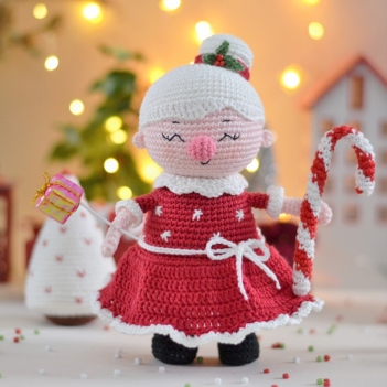 Mrs. Claus amigurumi pattern by LaCigogne