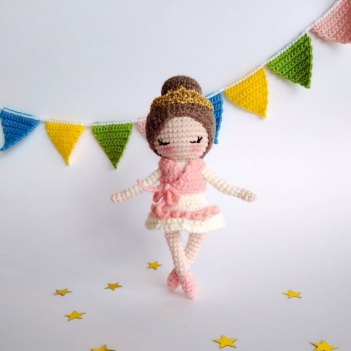 Remeny the ballerina amigurumi pattern by The blue bobbin