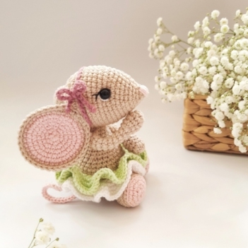 Ellie the Mouse amigurumi pattern by Sarah's Hooks & Loops