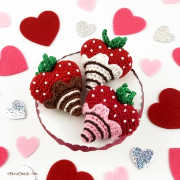 Chocolate-Dipped Strawberry Heart amigurumi pattern by Emi Kanesada (Enna Design)