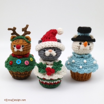 Christmas Cats in Cupcakes amigurumi pattern by Emi Kanesada (Enna Design)