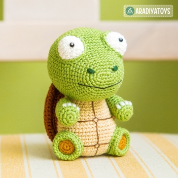 Turtle Gina amigurumi pattern by AradiyaToys