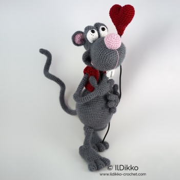 Roberto the Romantic Rat amigurumi pattern by IlDikko