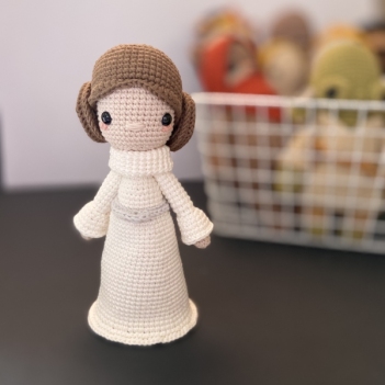 Princess Leia - Pocket size amigurumi pattern by Los sospechosos
