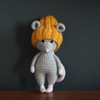 little mouse with hat and christmas gift amigurumi pattern