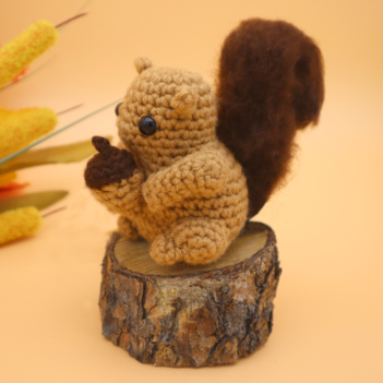 squirrel with acorn amigurumi pattern